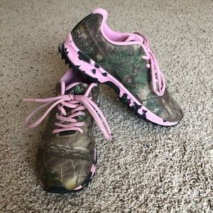 Realtree Girl camo & pink sneakers. Size 10.